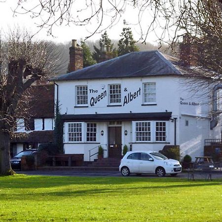The Queen And Albert High Wycombe Dış mekan fotoğraf